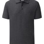 Mørkegrå polo-shirt med tre knapper øverst, foldet krave, og kortærmet. Skjorten hænger i et neutralt studieindstilling. Tekst på indvendig label viser "Fruit of the Loom".