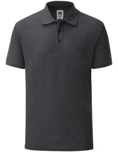 Mørkegrå polo-shirt med tre knapper øverst, foldet krave, og kortærmet. Skjorten hænger i et neutralt studieindstilling. Tekst på indvendig label viser "Fruit of the Loom".