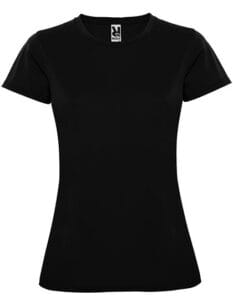 En sort T-shirt på en hvid baggrund. T-shirten vises forfra, og der er en lille etikette ved kraven med et logo.