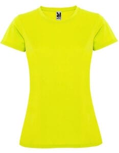 En gul T-shirt med kort ærmer og rund halsudskæring. Den har et mærke med teksten "Roly" indeni kraven. Baggrunden er hvid.