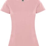 Lyserød t-shirt hænger på en usynlig bøjle mod en hvid baggrund. T-shirten er kortærmet med rund halsudskæring. Et label med teksten "ROLY" er synligt midt i nakken.