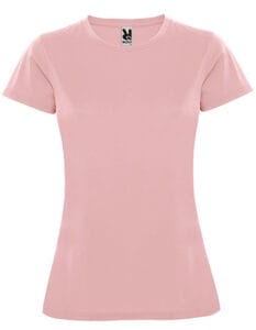 Lyserød t-shirt hænger på en usynlig bøjle mod en hvid baggrund. T-shirten er kortærmet med rund halsudskæring. Et label med teksten "ROLY" er synligt midt i nakken.