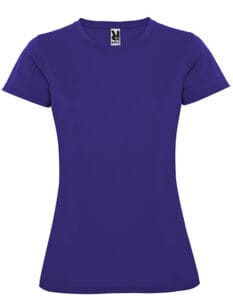 En lilla t-shirt vises forfra. T-shirten har korte ærmer og en rund halsudskæring. Et mærke med teksten "ROLY" er synligt på indersiden ved halsen.