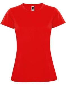 Rød T-shirt med kort ærme, lidt figursyet. Et lille mærke med teksten "ROLY" og et kanin-logo findes på kraven. Baggrund er hvid og ensfarvet.