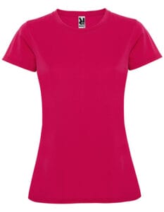 En rød T-shirt med korte ærmer hænger mod en hvid baggrund. Et mærkat med en kanin og teksten "ROLY" er synligt ved kraven.