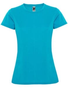 En turkis t-shirt hænger i en neutral, hvid baggrund; mærket øverst viser et sort kanin-logo og teksten "Roly".