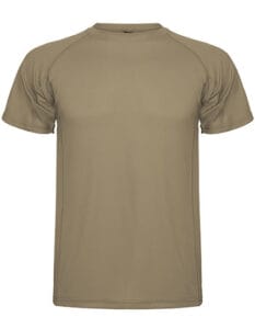 En beige kortærmet T-shirt er præsenteret mod en hvid baggrund. T-shirten har en rund halsudskæring og er klassisk i sit design uden mønster.