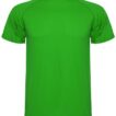 En lysegrøn t-shirt hænger mod en hvid baggrund.