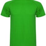 En lysegrøn t-shirt hænger mod en hvid baggrund.