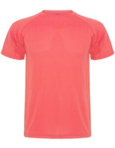 En koralrød t-shirt med korte ærmer, uden nogen mærker eller designs, placeret på en hvid baggrund.