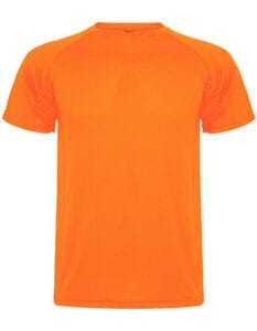 En kortærmet, orange t-shirt, vises mod en hvid baggrund.