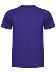 En lilla T-shirt med korte ærmer og rund hals ligger fladt mod en hvid baggrund. Der er ingen tekst eller logoer på trøjen.