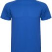 En ensfarvet blå T-shirt hænger alene på en hvid baggrund.