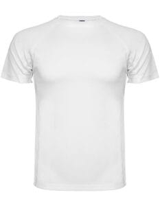 En hvid, kortærmet t-shirt hænger uden synlige detaljer omkring sig.
