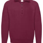 Vinrød sweater med kvart lynlås foran og opretstående krave, set forfra mod en hvid baggrund. En etiket med mærket "Fruit of the Loom" er synlig i nakken.