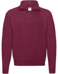 Vinrød sweater med kvart lynlås foran og opretstående krave, set forfra mod en hvid baggrund. En etiket med mærket "Fruit of the Loom" er synlig i nakken.