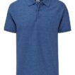 Blå polo-shirt hænger mod en hvid baggrund. Trøjen har korte ærmer, krave og tre knapper foran. Et lille mærke er synligt ved kraven.