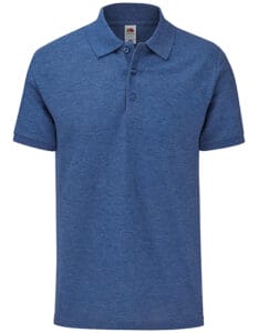 Blå polo-shirt hænger mod en hvid baggrund. Trøjen har korte ærmer, krave og tre knapper foran. Et lille mærke er synligt ved kraven.