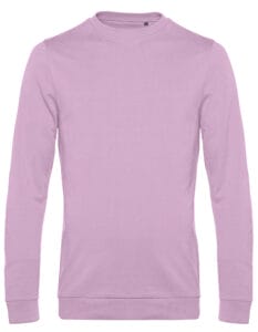 Rosa sweatshirt hænger frit mod en hvid baggrund. Trøjen har lange ærmer, rund halsudskæring og ribkanter ved håndleddene og taljen. Der er ingen tryk eller mønstre.