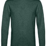 En grøn langærmet sweatshirt uden tekst eller mønster. Den hænger mod en hvid baggrund, og er uden synlige mærker eller udsmykninger.