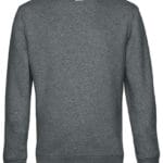 En grå sweatshirt med rund hals og lange ærmer, udstillet mod en hvid baggrund. Den har ribstrikkede manchetter og kant nederst.
