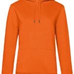 En orange hættetrøje hænger stille mod en hvid baggrund. Den har en frontlomme og snore i hætten.