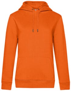 En orange hættetrøje hænger stille mod en hvid baggrund. Den har en frontlomme og snore i hætten.
