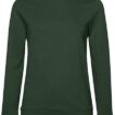 Mørkegrøn sweatshirt hænger forfra foran en hvid baggrund.