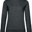 En mørkegrå sweatshirt ligger fladt mod en hvid baggrund. Sweatshirten er simpel i designet med lange ærmer og rund hals. Ingen synlige logoer eller tekster.