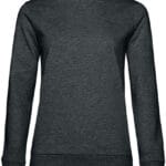 En mørkegrå sweatshirt med rund hals ligger fladt med lange ærmer og ribkanter på ærmer og nederste kant i en neutral studiebaggrund.