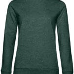 En mørkegrøn sweatshirt med lange ærmer og rund halsudskæring, hænger i en neutral, hvid baggrund.