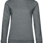 En grå sweatshirt ligger på en hvid baggrund. Den har lange ærmer og en rund halsudskæring. Bomuldsmateriale er synligt, og designet er enkelt uden andre synlige detaljer.
