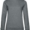 Grå sweatshirt placeret i en neutral baggrund uden andre genstande, viser en klassisk rund hals og lange ærmer.