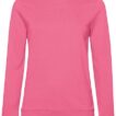 Lyserød sweatshirt med lange ærmer og rund hals, stående oprejst mod en hvid baggrund.