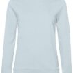 Lyseblå sweatshirt liggende fladt på hvid baggrund. Voxtstrikken er synlig ved ærmekanter, hofte og hals. Ingen tekst eller logoer er til stede.