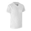 En hvid t-shirt med v-hals hænger og har korte ærmer. Tekst ved halsudskæring: "YES Active 100% polyester MFR".