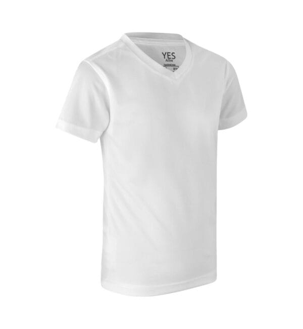 42030_001_pack_1 En hvid t-shirt med v-hals hænger og har korte ærmer. Tekst ved halsudskæring: "YES Active 100% polyester MFR".