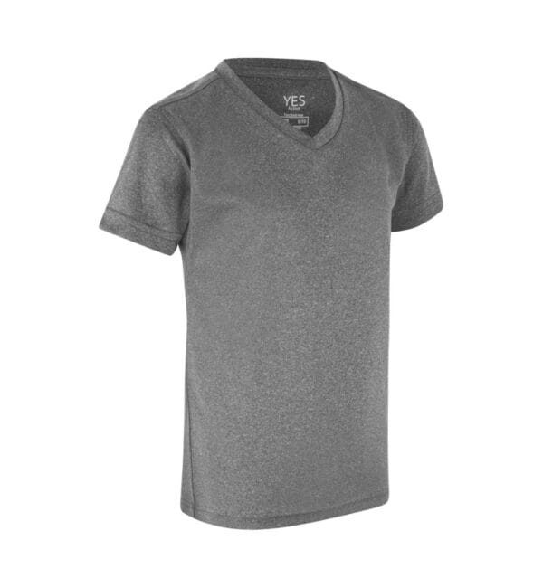 42030_210_pack_1 Grå V-hals T-shirt vist mod en hvid baggrund. Tekst på skjorten lyder: "YES ACTIVE".