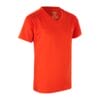 Rød t-shirt med V-hals, kortærmet, uden tryk eller mønstre. Tekst på indersiden af kraven: "YES Active Tradition Size: 6/116 97.0". Baggrund er hvid.