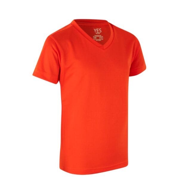 42030_350_pack_1 Rød t-shirt med V-hals, kortærmet, uden tryk eller mønstre. Tekst på indersiden af kraven: "YES Active Tradition Size: 6/116 97.0". Baggrund er hvid.