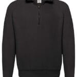 Sort sweatshirt med lynlås i kraven, placeret mod en hvid baggrund. Fra logoet kan man læse teksten "Fruit of the Loom".