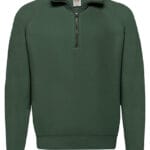 Grøn sweatshirt med halv lynlås foran, vist i opretstående position. Lynlåsen er trukket halvvejs ned. Baggrunden er hvid og simpel uden yderligere elementer.