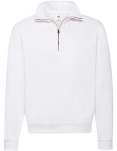 En hvid sweater med en høj halskrave og en lynlås, hænger mod en hvid baggrund. Logoet på lynlåsen og på indersiden af kraven kan anes.