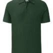 En mørkegrøn polo-shirt med korte ærmer og en krave. Den har tre knapper i halsen og et lille mærke indvendig ved kraven.