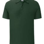 En mørkegrøn polo-shirt med korte ærmer og en krave. Den har tre knapper i halsen og et lille mærke indvendig ved kraven.