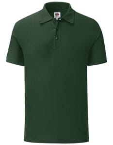 En mørkegrøn polo-shirt med korte ærmer og en krave. Den har tre knapper i halsen og et lille mærke indvendig ved kraven.