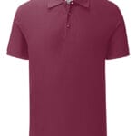 En vinrød poloshirt hænger i en neutral studiebelysning. Skjorten har korte ærmer og tre knapper ved halsen.