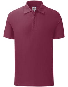 En vinrød poloshirt hænger i en neutral studiebelysning. Skjorten har korte ærmer og tre knapper ved halsen.