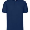 Polo-shirt i marineblå farve ligger fladt, med tre knapper på placket. Kontekstløs baggrund fremhæver den enkeltes design uden yderligere detaljer eller tekst.