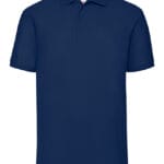 Polo-shirt i marineblå farve ligger fladt, med tre knapper på placket. Kontekstløs baggrund fremhæver den enkeltes design uden yderligere detaljer eller tekst.